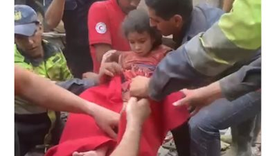 بعد 7 ساعات من البحث| استخراج صغيرة من أسفل عقار حدائق القبة المنهار.. ونقلها للمستشفى لتلقي العلاج