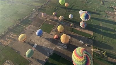 في سماء المجد والسحر الفرعوني.. البالون الطائر يحلّق بالسائحين فوق كنوز الأقصر