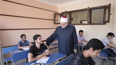 بعد تشكيل لجنة عاجلة لفحص الشكاوى من امتحان الفيزياء.. وكيل الأزهر للطلاب: ملاحظاتكم محل عناية ويتم دراستها بشكل فوري