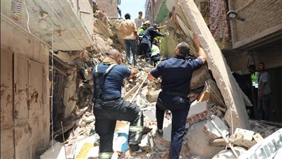 وفاة شاب وإصابة طفل في انهيار عقارين بحدائق القبة.. والدفاع المدني يواصل أعمال الإنقاذ