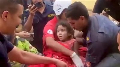 انتشال جثمان والدة الطفلة حور وشقيقها من أسفل أنقاض عقاري حدائق القبة