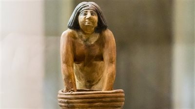 سيدة تحضر الجعة.. تمثال صغير يروي ملامح الحياة اليومية في مصر القديمة