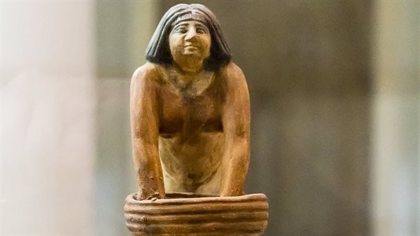 سيدة تحضّر الجعة