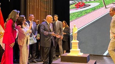 مجدي يعقوب يشاهد تمثاله الجديد تمهيدًا لوضعه في ميدان الكيت كات