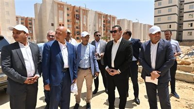وزير الإسكان يتفقد أعمال تطوير المحاور والطرق الرئيسية بمدينة بدر