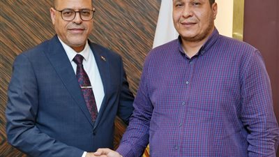 حوّله عن طريق الخطأ.. وزير العمل يكرم موظفًا بالوزارة لأمانته وإعادته مبلغًا لمواطن 