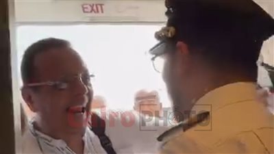 انهار من البكاء واحتضن ابنه.. طيار يفاجئ والده خلال صعوده على متن طائرة| فيديو