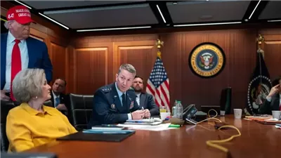 ظهور كدمة غامضة في يد ترامب خلال إدارته ضربة جوية على إيران تثير الجدل.. ما القصة؟