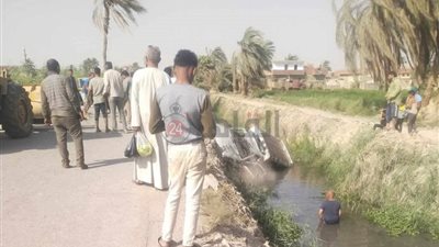سقوط سيارة أجرة صندوق في بحر بالفيوم دون إصابات