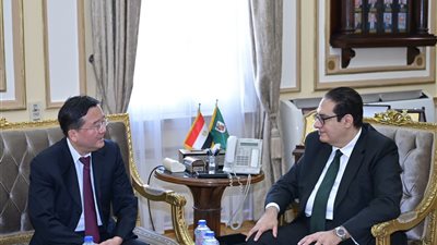 عبد الصادق يبحث تعزيز علاقات التعاون المشترك بين جامعتى القاهرة وشاندونغ الصينية