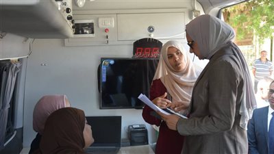 نائب محافظ الوادي الجديد تتابع سير العمل بالمركز التكنولوجي ومركز السيطرة الموحد بديوان عام المحافظة