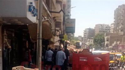 انتشال شخصين من أسفل أنقاض العقار المنهار في شبرا مصر