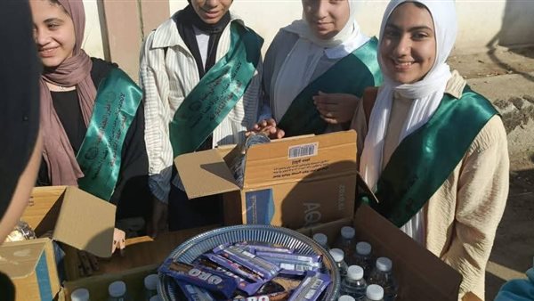 توزيع مياه لطلاب