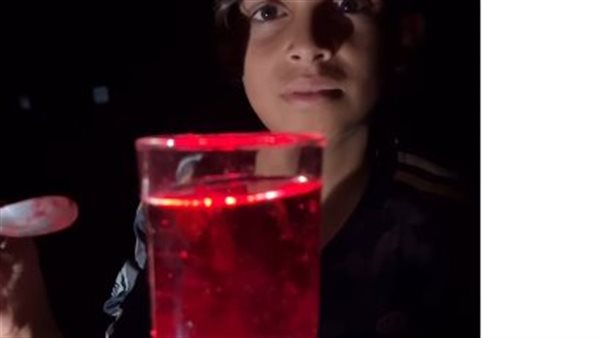 طفل غزاوي يستخدم