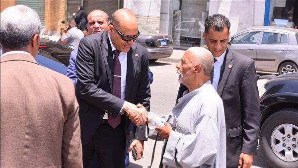 وزير العمل خلال جولته