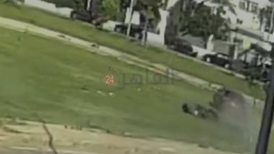 اختلت عجلة القيادة ودخلت الجنينة.. سيدة تدهس أسرة كاملة خلال تنزهها بحي النرجس في التجمع الخامس|فيديو 