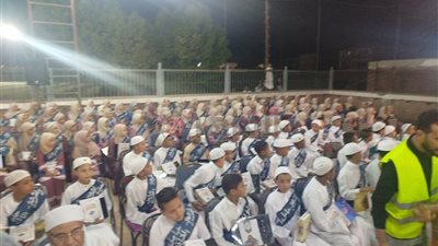 عادة سنوية.. قرية تكرم 250 حافظًا وحافظة للقرآن الكريم في قنا | صور