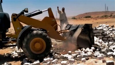 خلال تنفيذ حملة إزالة.. مصرع مشرف زراعي سقط عليه عرق خشب في قنا