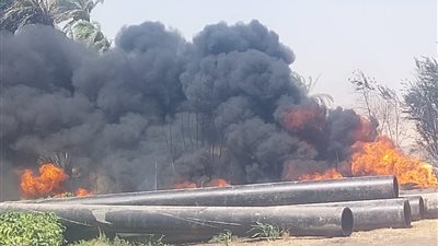 السيطرة على حريق في مخزن مواسير بلاستيكية بسوهاج| صور