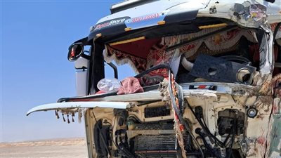 إصابة شخصين إثر تصادم سيارتي نقل على طريق السويس