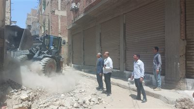 بعد انهياره جزئيًا.. لجنة هندسية تهدم حائط عقار مهجور وسط بني سويف