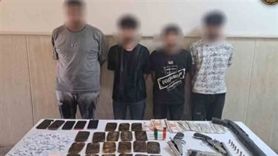 القبض على 4 تجار مخدرات بحوزتهم حشيش وهيروين بالعبور