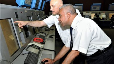 بعد عودة رحلات دول الخليج.. وزير الطيران يزور مركز القاهرة للملاحة الجوية