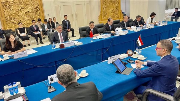 وزير الاستثمار مع