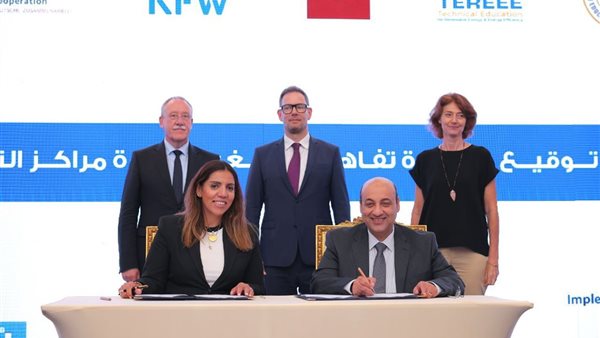 جانب من التوقيع 