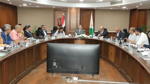 جانب من اجتماع محافظ