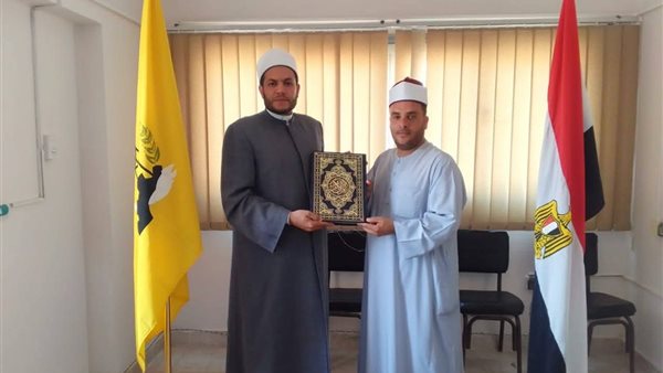 تكريم إمام مسجد بالعريش