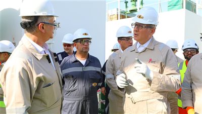وزير البترول يتفقد المراحل النهائية لتجهيز سفينة Energos Eskimo للغاز المسال