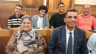 عقب تكريم الطلاب لـ عاملة بـ هندسة الإسكندرية.. عميد الكلية: الإنسان عندما يزرع خيرًا يجنيه |صور 