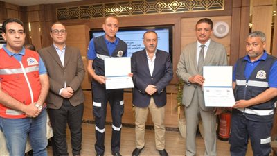 محافظ أسيوط يكرم مسعفا وسائقا بهيئة الإسعاف لردهما مبلغا ماليا عثرا عليه خلال أداء عملهما