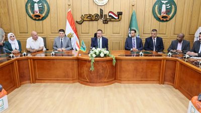 محافظ المنوفية يوزع مساعدات مالية وعينية لـ70 حالة إنسانية من الأسر الأولى بالرعاية