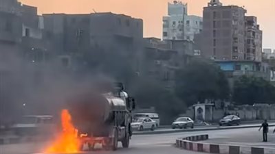على طريقة شهيد العاشر.. سائق يقود سيارة بترول مشتعلة بمصر القديمة 