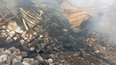 18 حالة اختناق.. نقل عدد من المصابين في حريق مخزن دهانات بالبراجيل للمستشفى