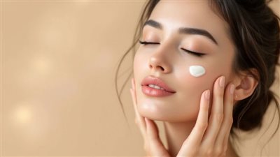 روتين العناية بالبشرة قبل النوم للنساء خلال موجات الحر في صيف 2025