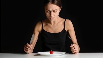 ما هو فقدان الشهية العصبي وما أسبابه وطرق العلاج النفسية والغذائية