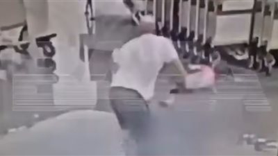 مسافر بيلاروسي يعتدي على صغير إيراني في مطار موسكو.. والأخير في حالة حرجة