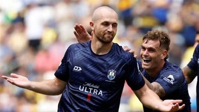 يعمل معلمًا في إحدى المدارس.. من هو كريستيان جراي الذي سجل اسمه في تاريخ أوكلاند سيتي ؟ 