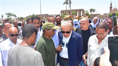 محافظ الأقصر يفي بوعده ويسلم عامل نظافة عقد شقة في منطقة سوق الصنايع 