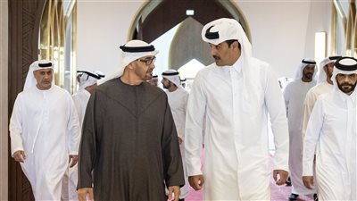 محمد بن زايد يصل إلى الدوحة.. وأمير قطر في مقدمة مستقبليه