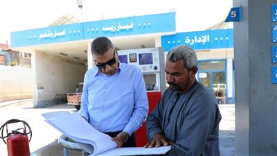 محافظ أسوان يفاجئ محطة وقود ويطمئن على منظومة العمل وتوافر المخزون من المواد البترولية