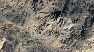 على بُعد دقائق من موقع نطنز النووي.. هل تُخفي إيران اليورانيوم المُخصب في جبل الفأس؟