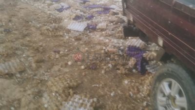 انقلاب سيارة محملة بالبيض على طريق أسيوط الغربي بالفيوم دون وقوع إصابات 