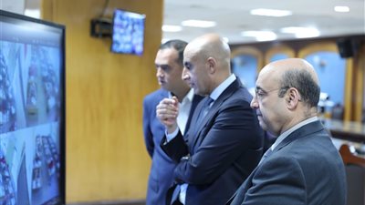 الامتحانات تحت المنظار.. وزير التعليم يتابع لجان الثانوية العامة عبر كاميرات بشكل لحظي من غرفة العمليات