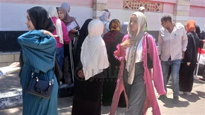 طلاب الثانوية العامة بالفيوم: امتحان الفيزياء مباشر وأسهل من العام الماضي.. والوقت هو التحدي الأكبر