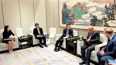 اجتماعات لوزير الكهرباء في الصين لبحث تصنيع بطاريات التخزين والخلايا الشمسية في مصر