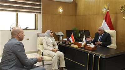 محافظ الوادي الجديد يبحث تنفيذ مبادرة سكن كريم بالفرافرة